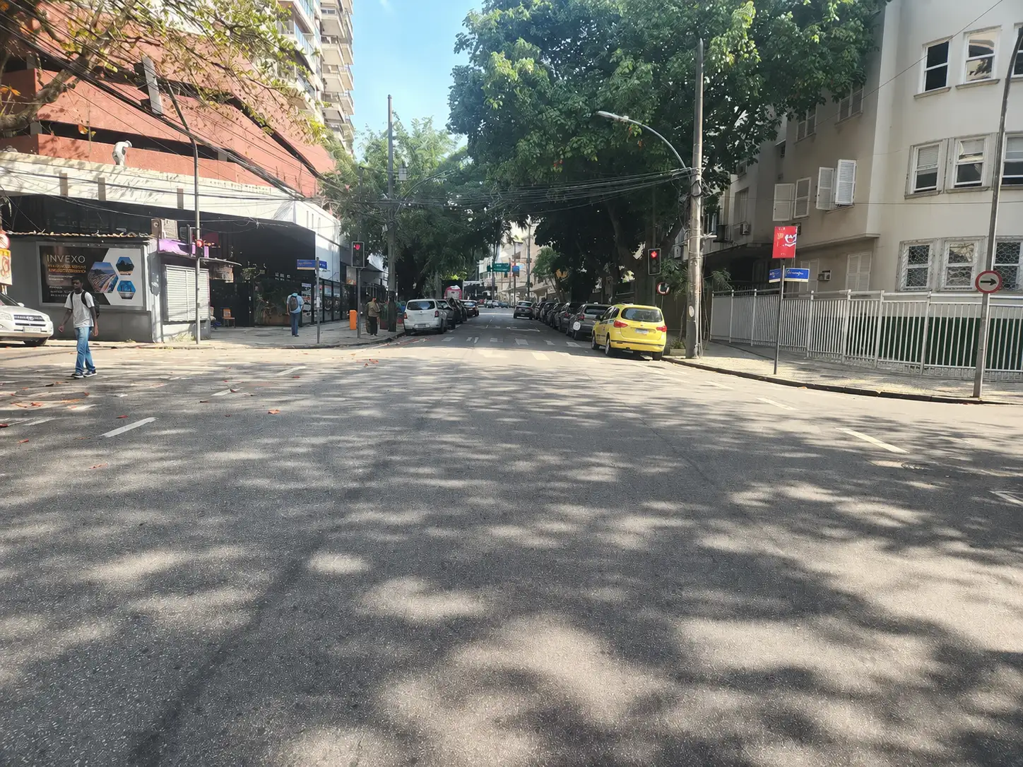 Rua Dias Ferreira and Rua General Artigas intersection